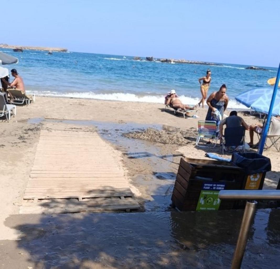 Κρήτη: Βρώμα και δυσωδία σε πολυσύχναστη παραλία – Ντροπιαστικές εικόνες με λύματα