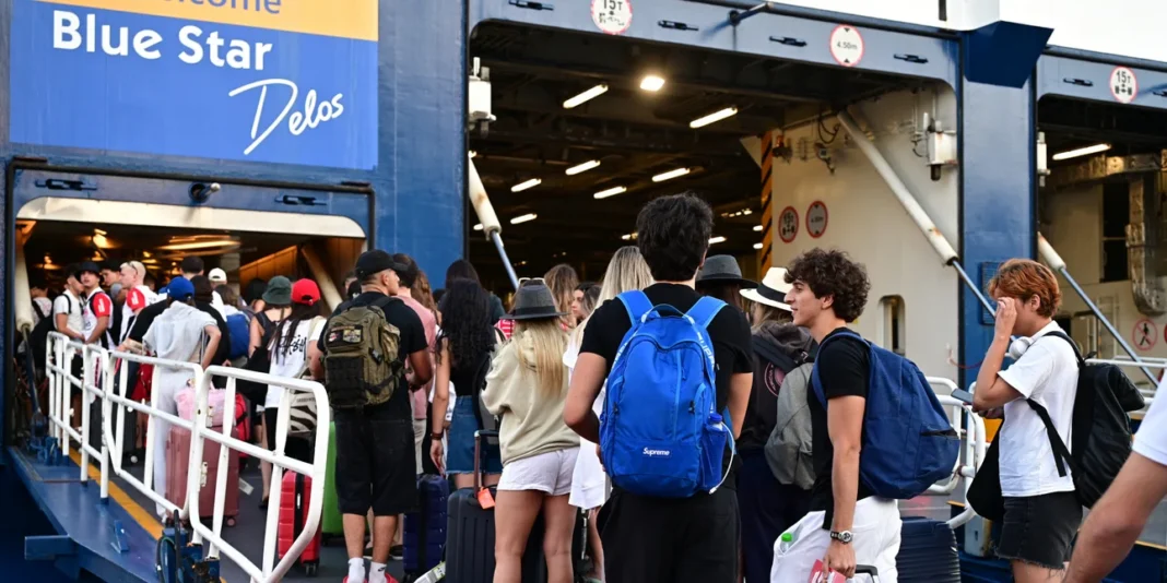Ξεκίνησε η μεγάλη φυγή των αδειούχων του Αυγούστου – Γεμάτα αναχωρούν τα πλοία από τον Πειραιά