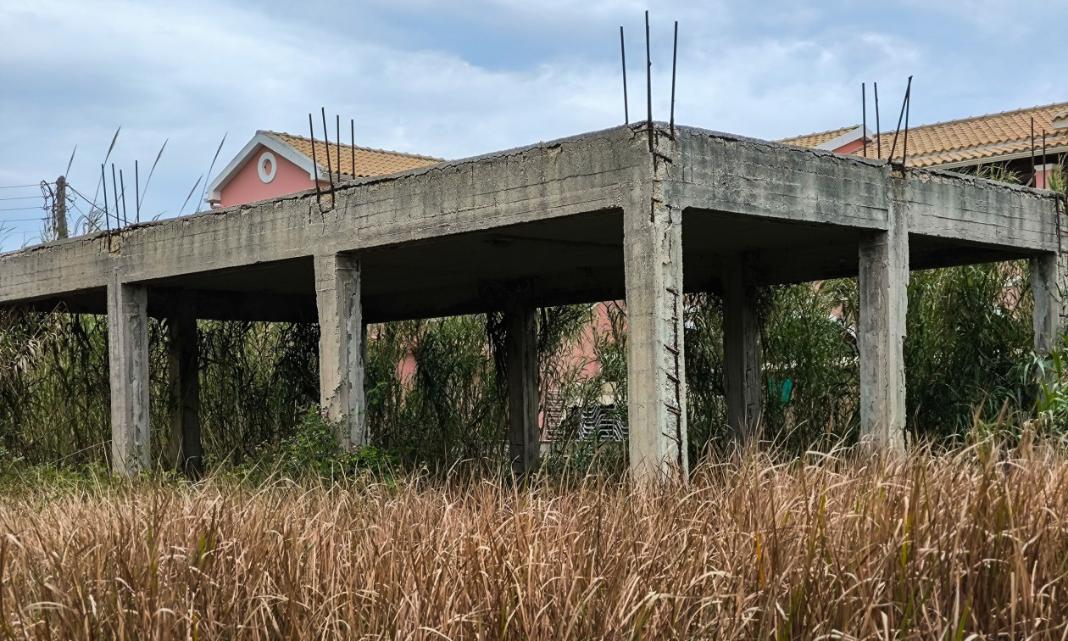 38χρονος άρπαξε από νεοαναγειρόμενη οικοδομή μέχρι και τα…υποστυλώματα!