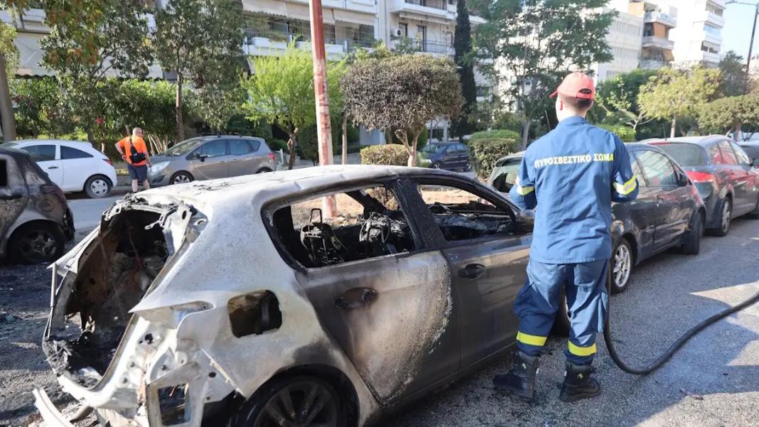 Ηράκλειο: Η στιγμή που άγνωστος βάζει φωτιά σε αυτοκίνητο και εξαφανίζεται – Δείτε το βίντεο ντοκουμέντο