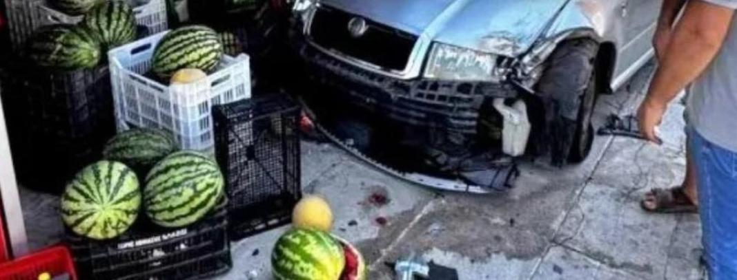 Τρελή πορεία αυτοκινήτου: Έπεσε σε σταθμευμένα οχήματα και «εισέβαλε» σε μανάβικο – Δείτε βίντεο