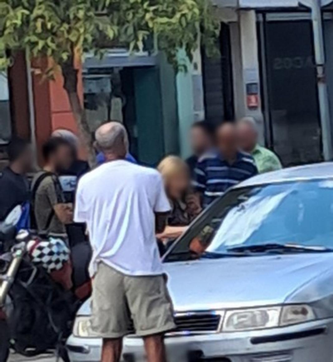 Οργή στην Κρήτη: Οδηγός πήγε να χτυπήσει πατέρα παιδιού ΑμεΑ (βίντεο)