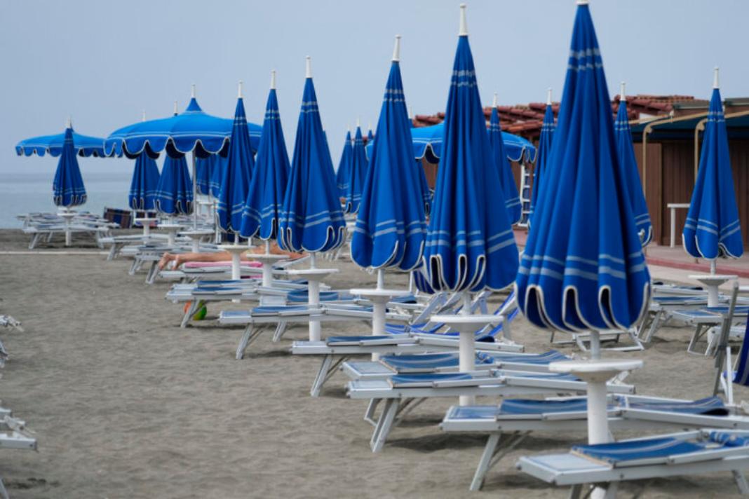 Οι Ιταλοί εγκαταλείπουν τις οργανωμένες πλαζ λόγω του υπέρογκου κόστους