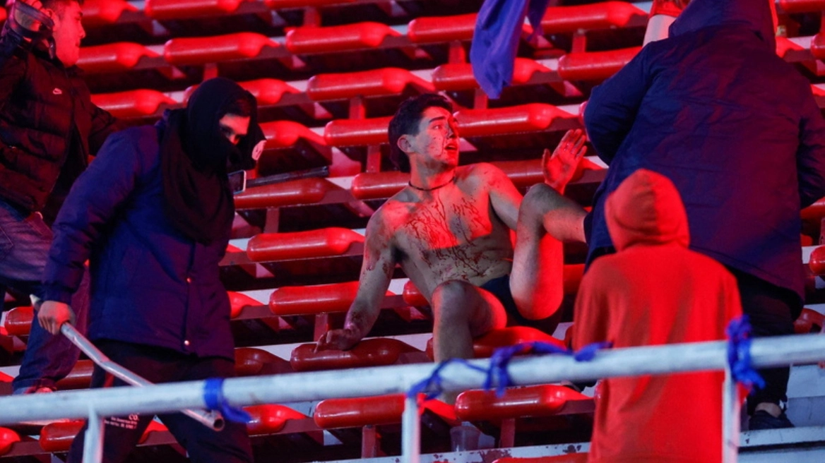 Αργεντινή: Αδιανόητες σκηνές σε εξέδρες γηπέδου – Έγδυναν Χιλιανούς οπαδούς και τους χτυπούσαν