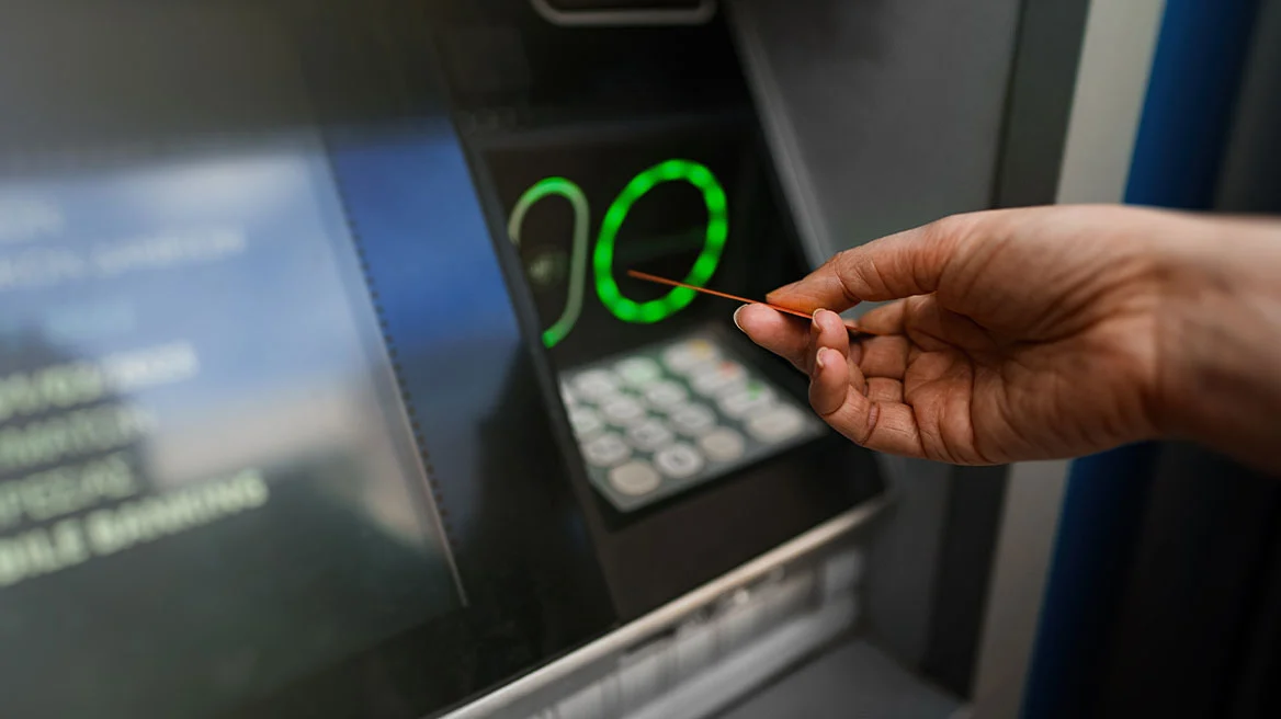 Νέα εποχή στις συναλλαγές στα ΑΤΜ από σήμερα: Δωρεάν οι αναλήψεις μετρητών – Πλαφόν στις χρεώσεις από μηχανήματα τρίτων παρόχων