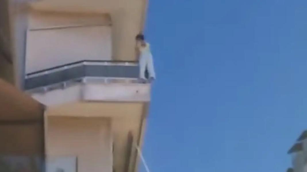Νεκρή γυναίκα μετά από πτώση από μπαλκόνι 4ου ορόφου πολυκατοικίας