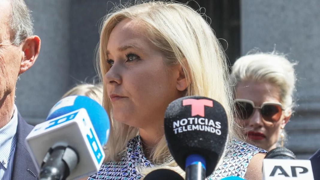 Ένα «σκληρό και σοκαριστικό» ταξίδι στο σκάνδαλο Επστάιν – Έρχεται το βιβλίο της Βιρτζίνια Τζουφρέ