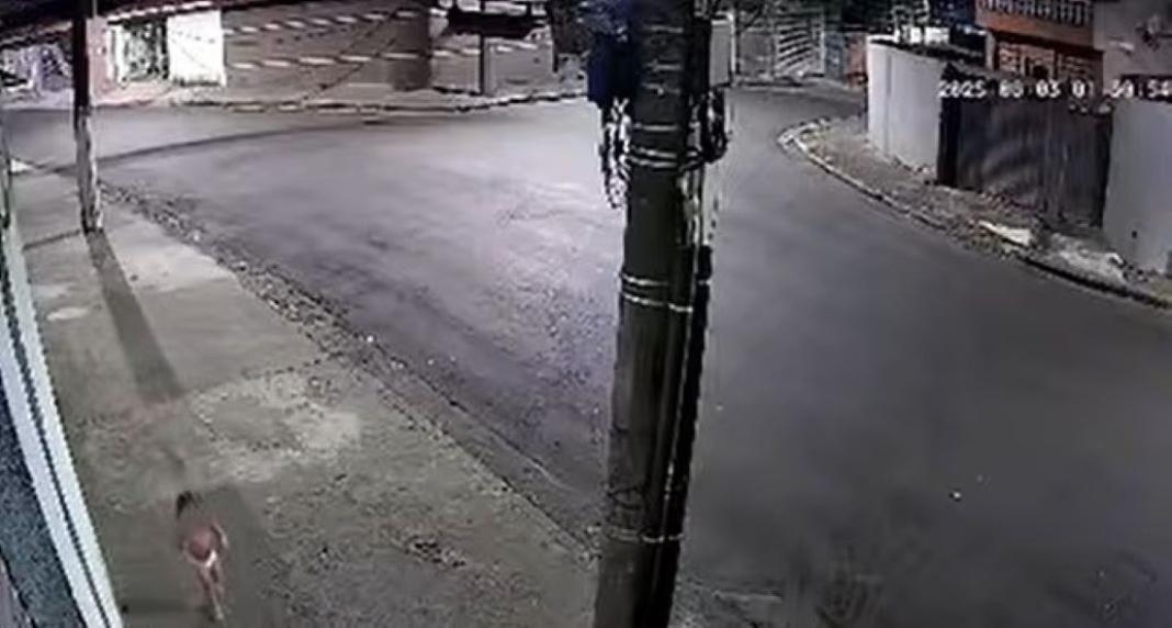Σπαρακτικό βίντεο: 3χρονο κορίτσι περιπλανιέται μόνο του στους δρόμους και φωνάζει «θέλω τη μαμά μου» – Την άφησε στο σπίτι για να πάει σε ένα πάρτι