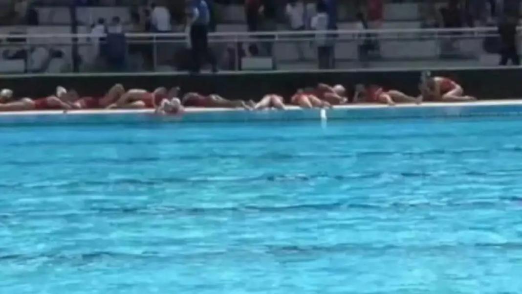 Πανικός σε αγώνα πόλο με πυροβολισμούς να πέφτουν έξω από το γήπεδο και τις παίκτριες να βγαίνουν έντρομες από την πισίνα