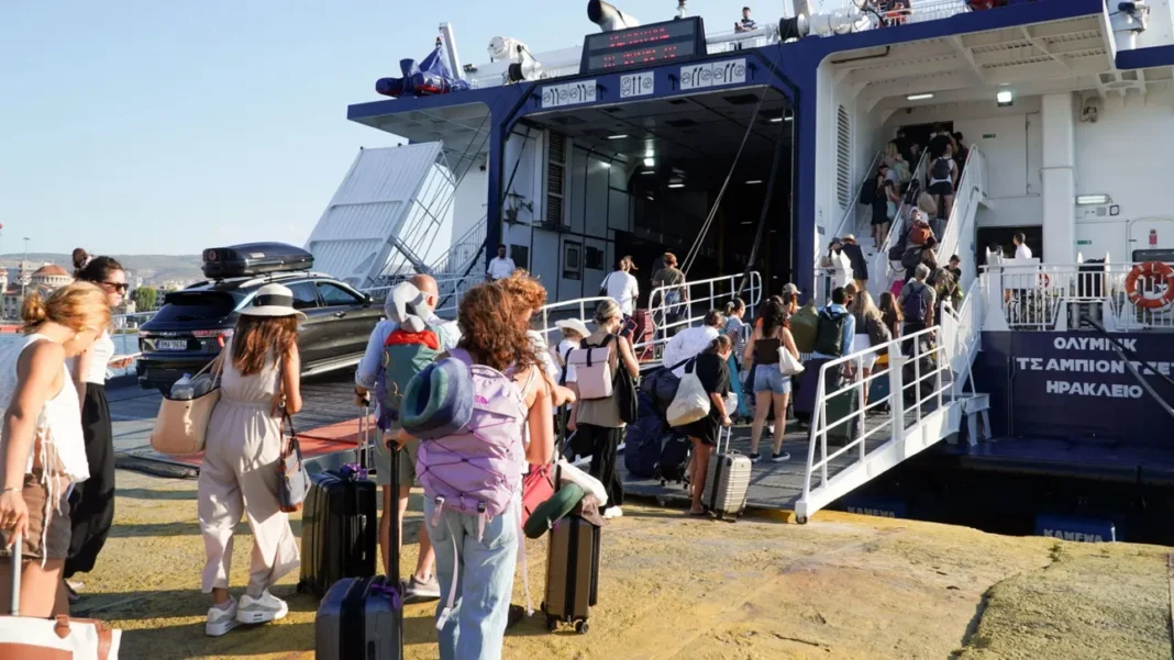 Μαζική φυγή των αδειούχων του Αυγούστου – Γεμάτα φεύγουν τα πλοία, «φορτώνουν» οι εθνικές οδοί