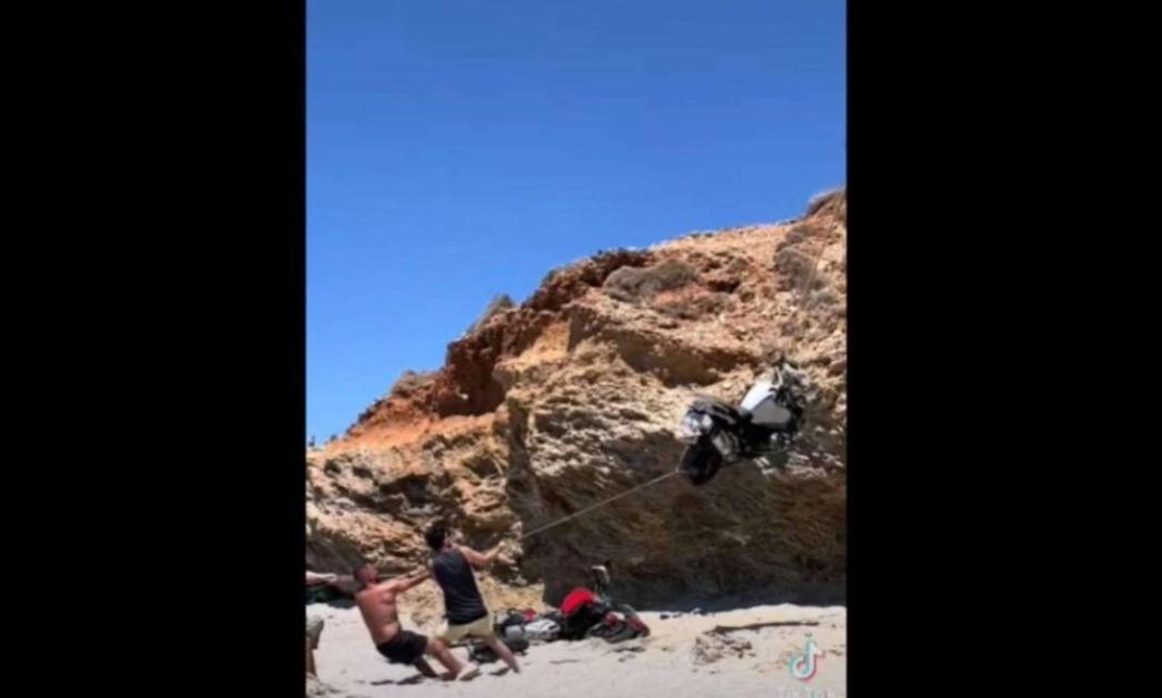 Ασυνείδητος οδηγός έκανε όπισθεν και πέταξε σε γκρεμό τρεις μοτοσυκλέτες – Βίντεο