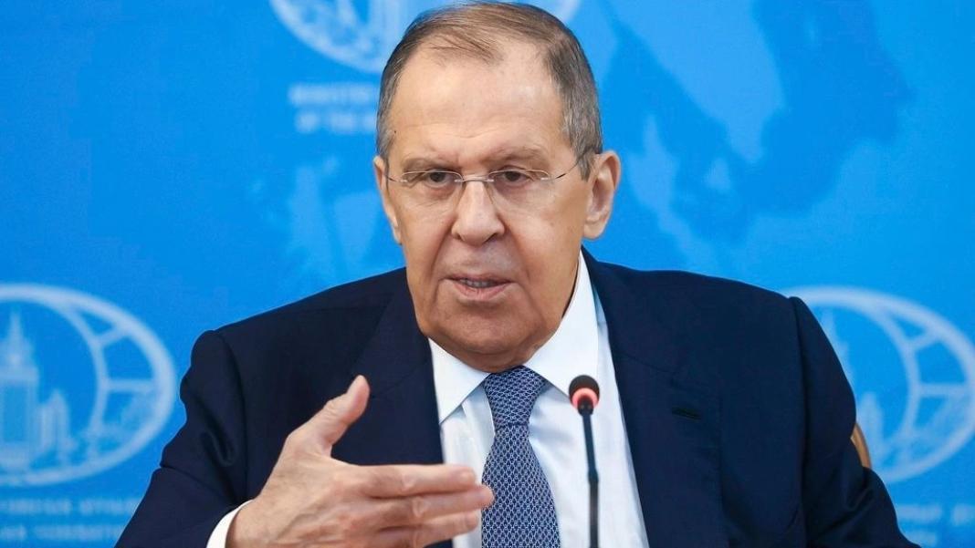 Ο Λαβρόφ κατηγορεί τους Δυτικούς ότι προσπαθούν να «εμποδίσουν» τις ειρηνευτικές διαπραγματεύσεις