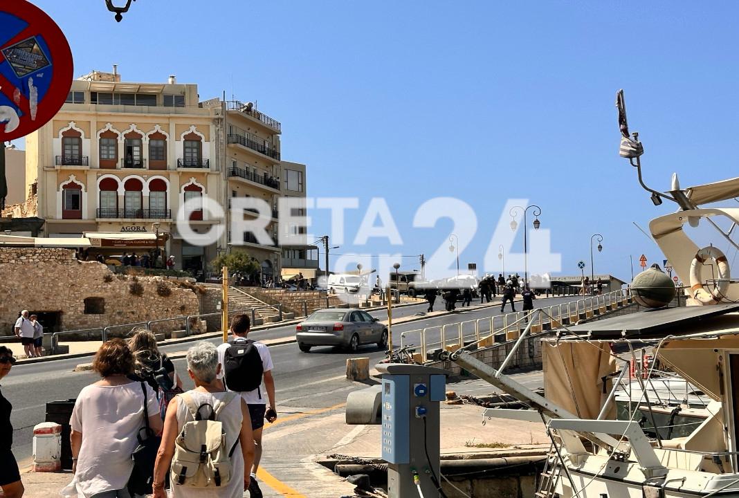 Ένταση και χημικά για το ισραηλινό κρουαζιερόπλοιο που «έδεσε» στο λιμάνι του Ηρακλείου – Εικόνες & βίντεο