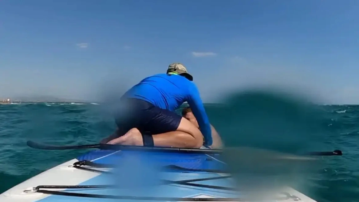 Διάσωση θρίλερ με SUP – Πατέρας παρασύρθηκε προσπαθώντας να φτάσει τα παιδιά του