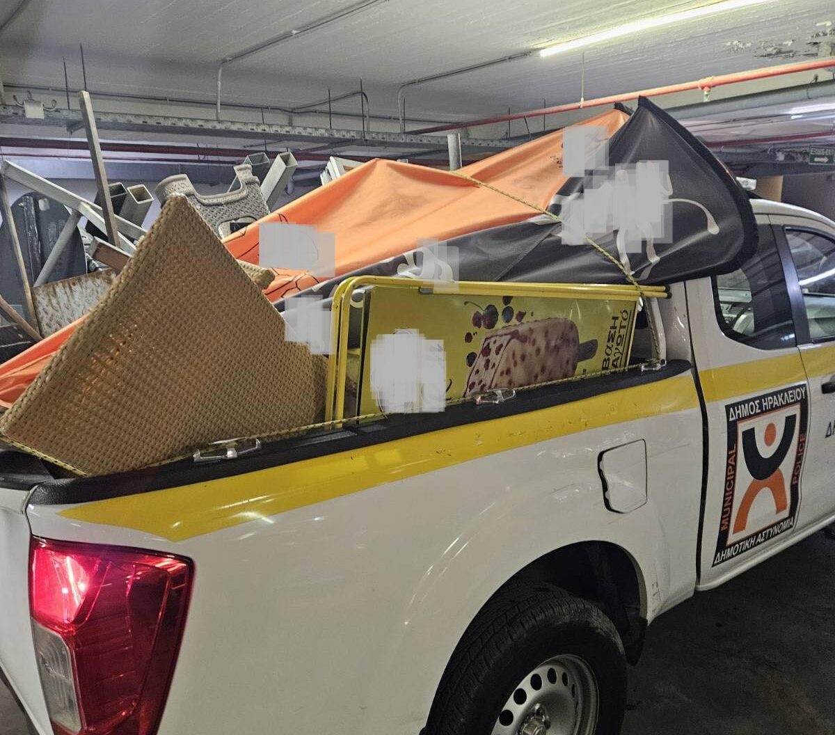 Ηράκλειο: Επιχείρηση – σκούπα της Δημοτικής Αστυνομίας σε δρόμους για την απομάκρυνση αντικειμένων που εμποδίζουν τη στάθμευση