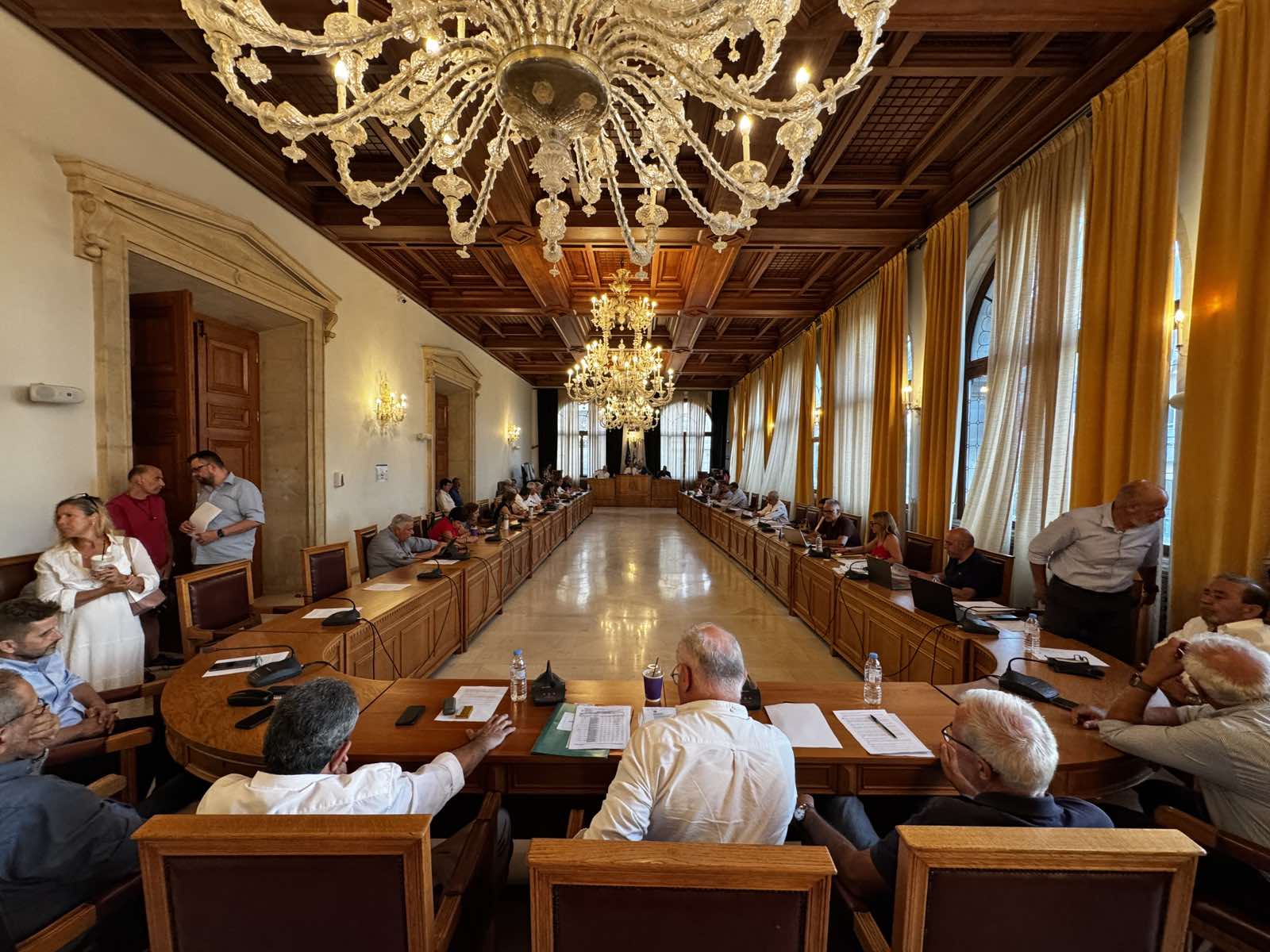 Είσοδος ιδιώτη στην καθαριότητα του Δήμου Ηρακλείου: Τα σημαντικά ερωτήματα που έμειναν και πάλι αναπάντητα