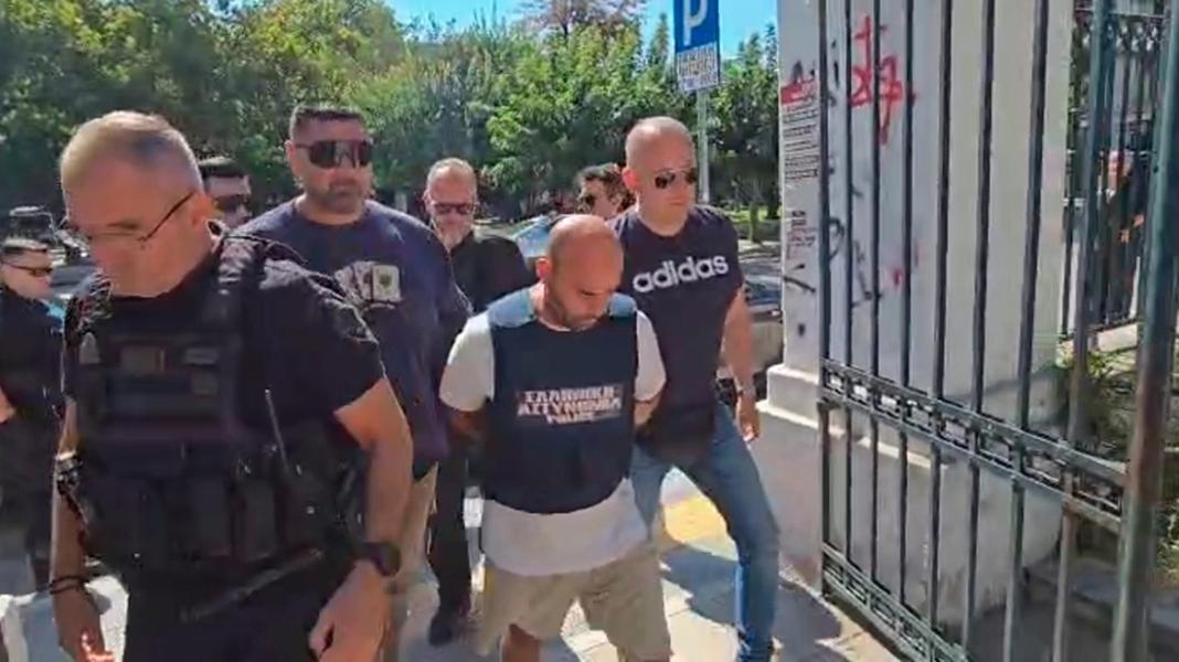 Ο συζυγοκτόνος του Βόλου συνάντησε την 18χρονη κόρη του στα δικαστήρια: «Θόλωσα» της είπε