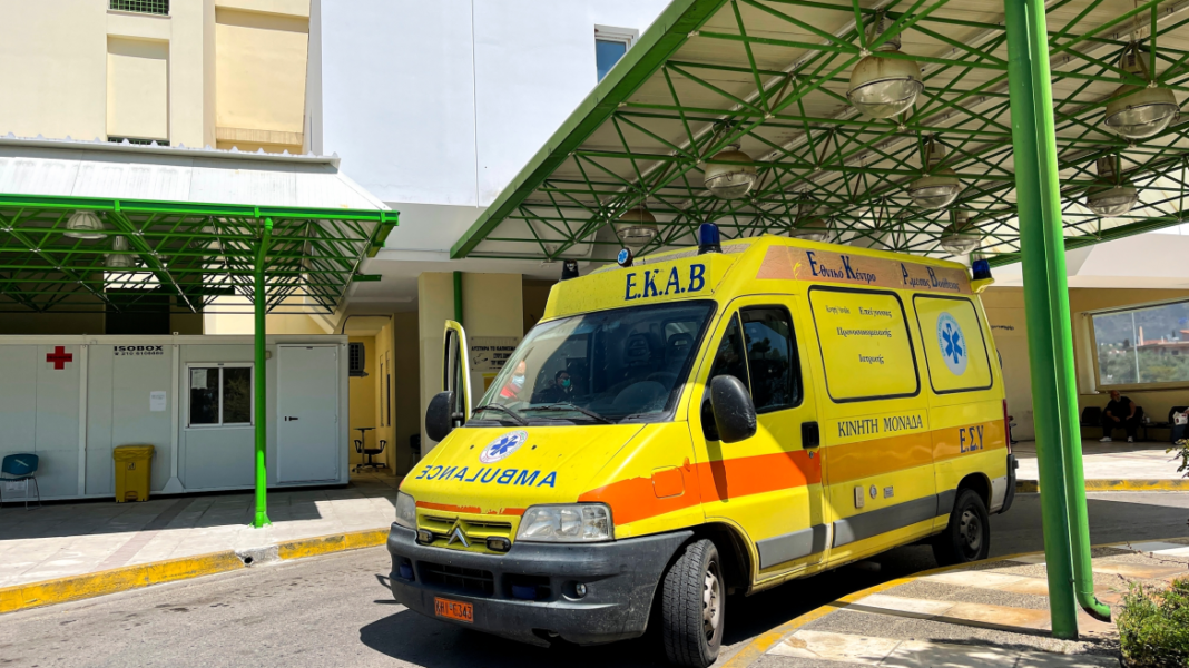 Νεκρός 22χρονος οδηγός αυτοκινήτου που έπεσε σε περίφραξη σχολείου – Στο νοσοκομείο ένας 19χρονος και ένας 18χρονος