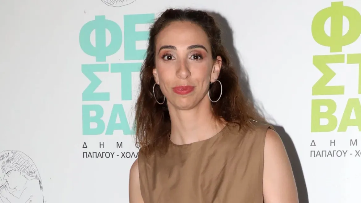 Η Έλενα Χαραλαμπούδη περιέγραψε ένα περιστατικό με θαυμάστριά της: Μπήκε από το παράθυρο του αυτοκινήτου και φώναζε «σ’ αγαπώ»