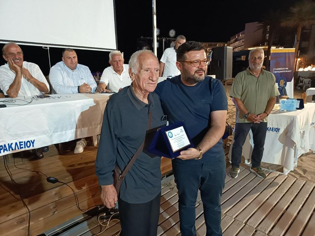 Ο αντιπρόεδρος του Ερασιτέχνη ΟΦΗ Νίκος Τσαμπουράκης βράβευσε τον θρύλο του ΟΦΗ Γιώργο Στρατάκη