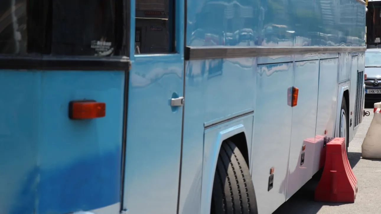 Ανήλικοι επιτέθηκαν με πέτρες σε τουριστικό λεωφορείο – 3 τραυματίες, δύο προσαγωγές