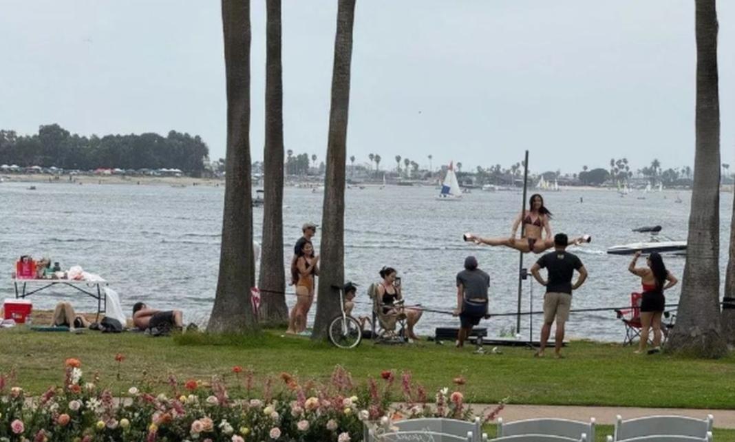 Χαμός σε γάμο: Pole dancers χόρευαν δίπλα από την δεξίωση – Η αντίδραση της νύφης