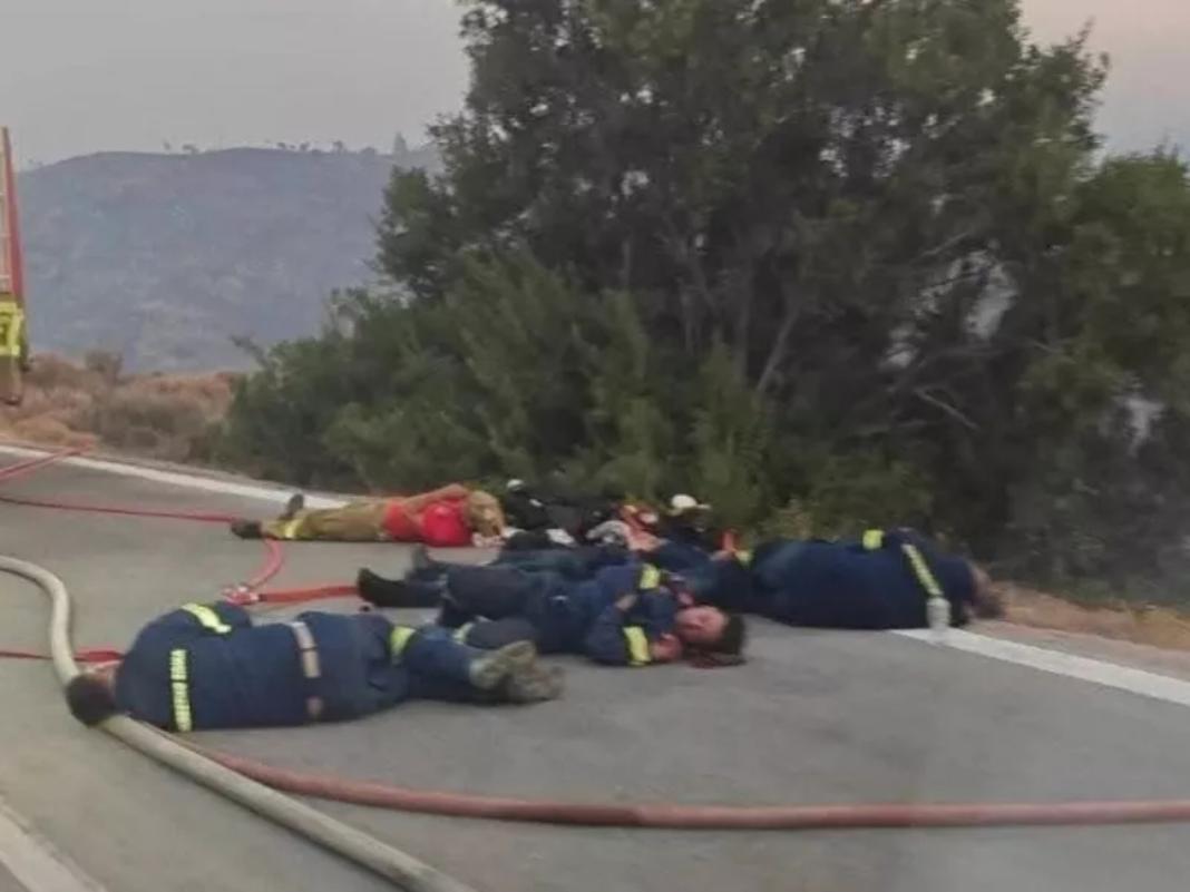 Πύρινο μέτωπο στη Χίο: Ραγίζει καρδιές η φωτογραφία με τους εξαντλημένους πυροσβέστες