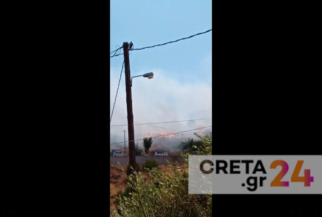 Μια «ανάσα» από τα σπίτια έφτασε φωτιά στον Άγιο Νικόλαο – Πυρκαγιά και σε χωριό του Ηρακλείου (βίντεο)
