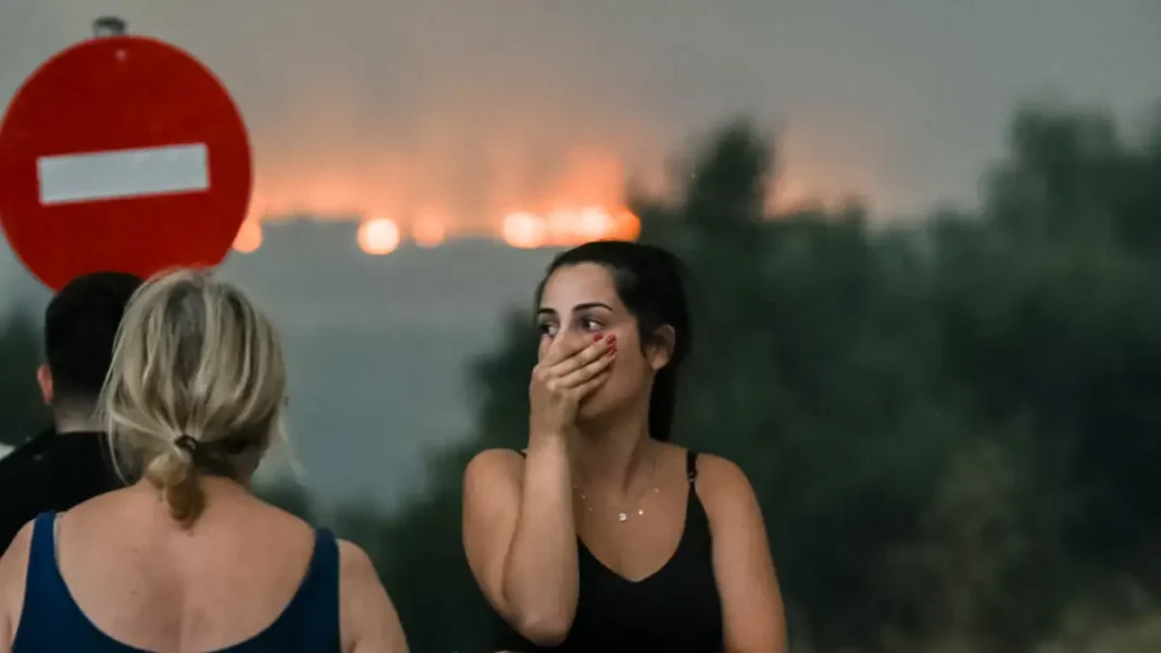 Φωτιές σε Αχαΐα, Πρέβεζα, Χίο και Ζάκυνθο: Συνεχή μηνύματα του 112 για εκκενώσεις οικισμών