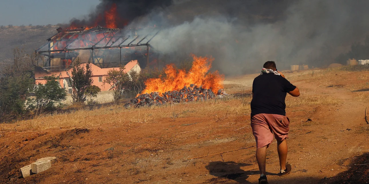 Ένας νεκρός από τη φωτιά στην Κερατέα, σπίτια στις φλόγες – Μπαράζ 112