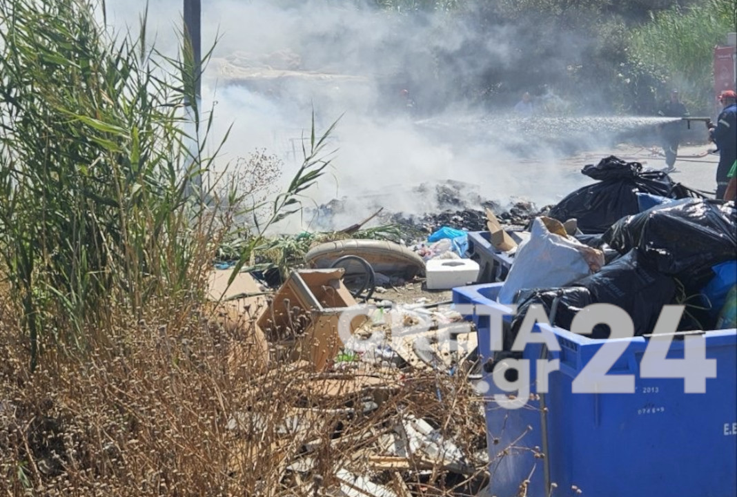 Ηράκλειο: «Λαμπάδιασαν» τα σκουπίδια, επεκτάθηκε η φωτιά – Ζημιές σε αυτοκίνητο