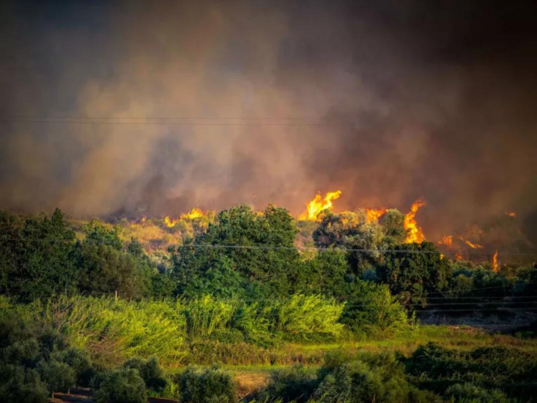 Σε ύφεση η φωτιά στην Ανατολική Αττική – Σε επιφυλακή για αναζωπυρώσεις – Αντιδήμαρχος Σαρωνικού: Βρέθηκε γκαζάκι