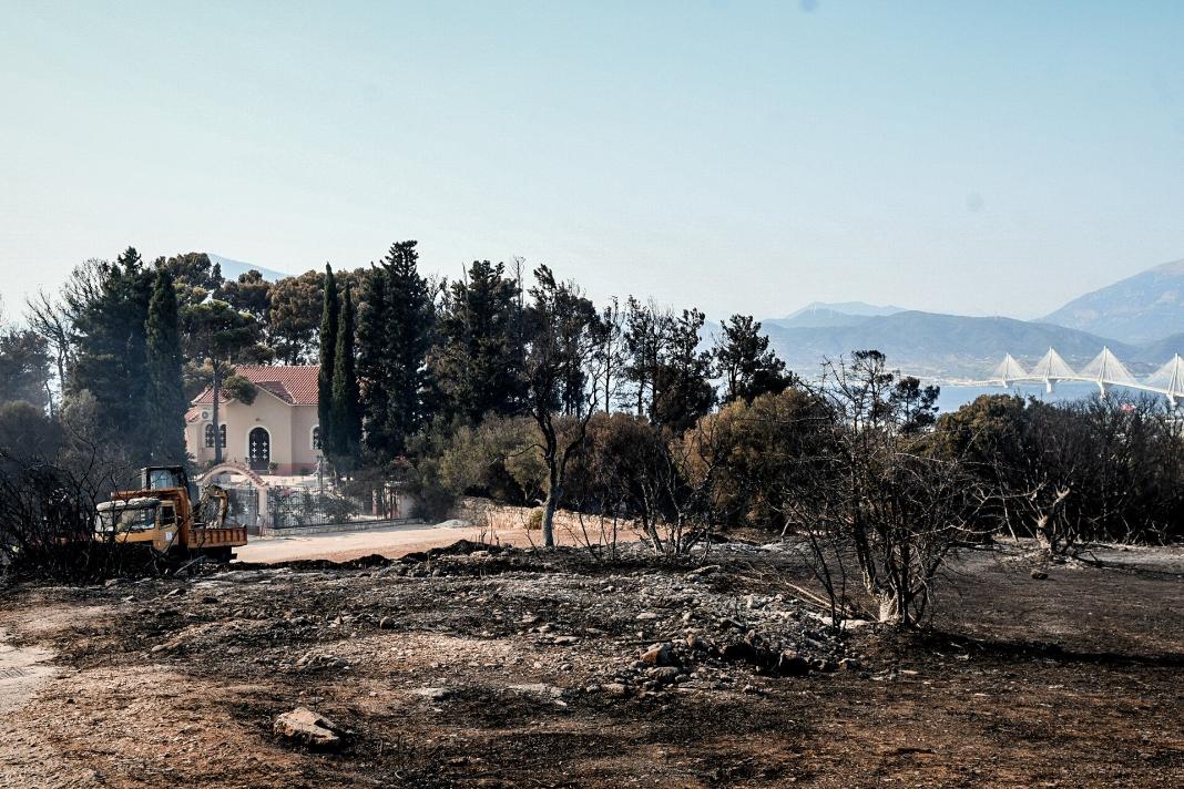 Ένα μπουκάλι που μύριζε βενζίνη «πρόδωσε» τους δύο κατηγορούμενους για εμπρησμό στην Πάτρα