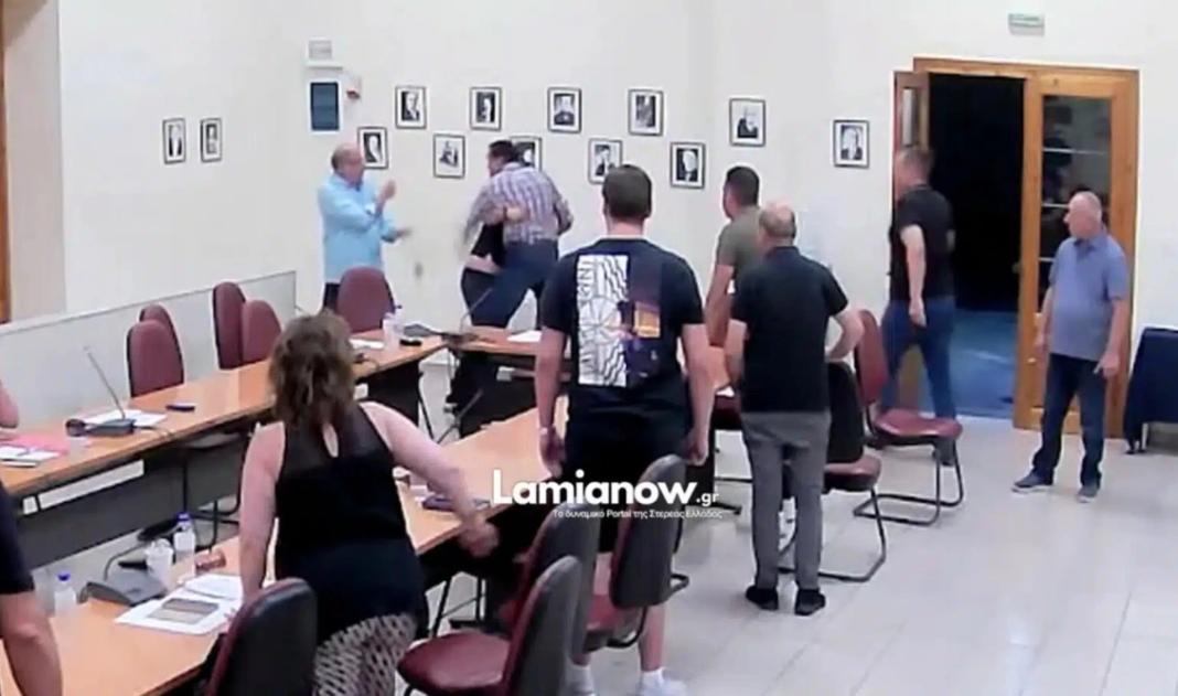 Παρ’ ολίγον να «πλακωθούν» στο ξύλο σε Δημοτικό Συμβούλιο – Βίντεο
