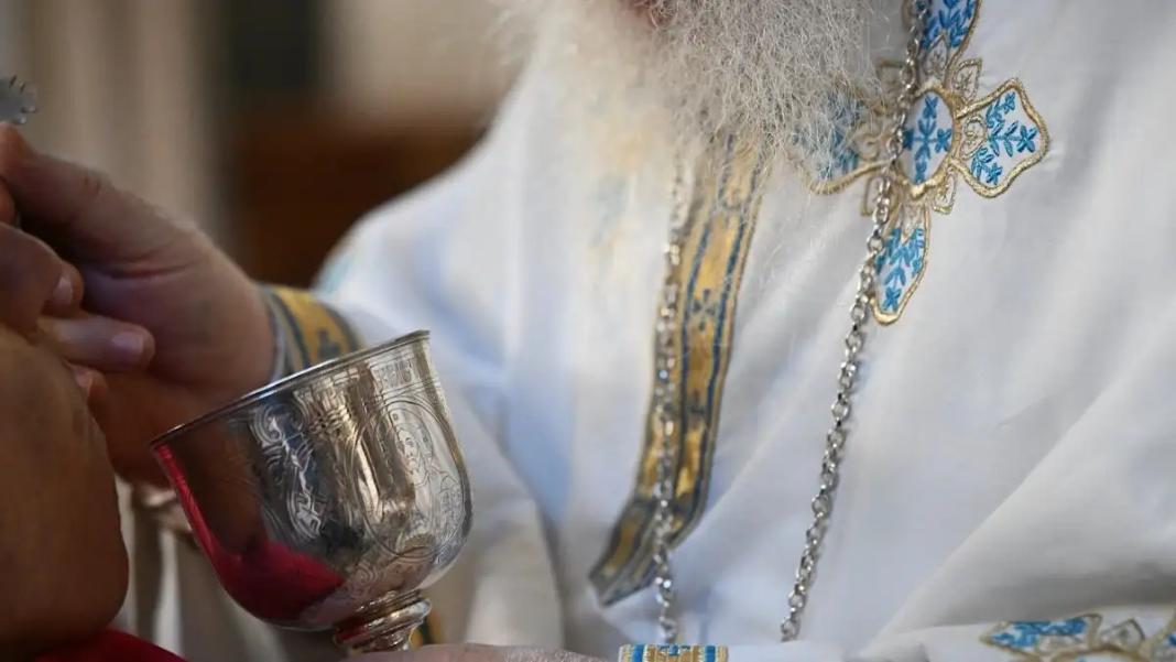 Παπαδιά επιτέθηκε σε ιερέα γιατί πιστεύει ότι έχει ερωμένη – Προσπάθησε να τον πατήσει με αυτοκίνητο