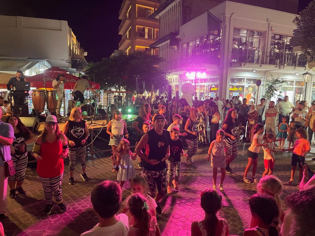«Λευκή νύχτα» στα Χανιά με αστείρευτο κέφι και αλληλεγγύη χιλιάδων καταναλωτών κι εμπόρων