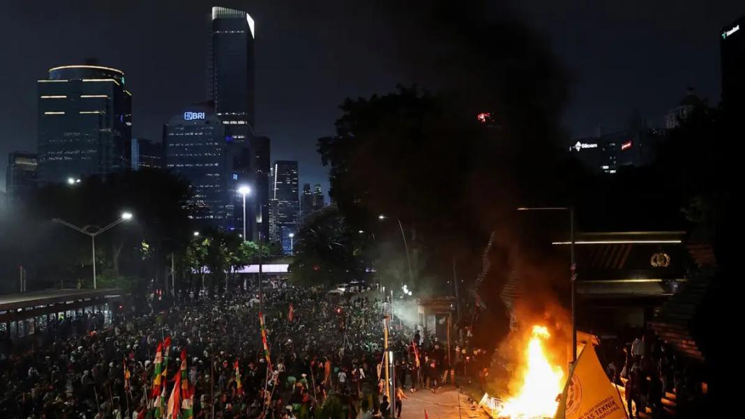 Διαδηλώσεις στην Ινδονησία μετά την θανατηφόρα παράσυρση οδηγού από όχημα της αστυνομίας – Τρεις νεκροί από φωτιά σε κτίριο