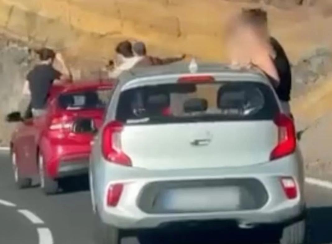 Ισπανία: Έριξαν πρόστιμα σε τουρίστες για επικίνδυνη οδήγηση – Κρέμονταν έξω από τα παράθυρα αυτοκινήτων