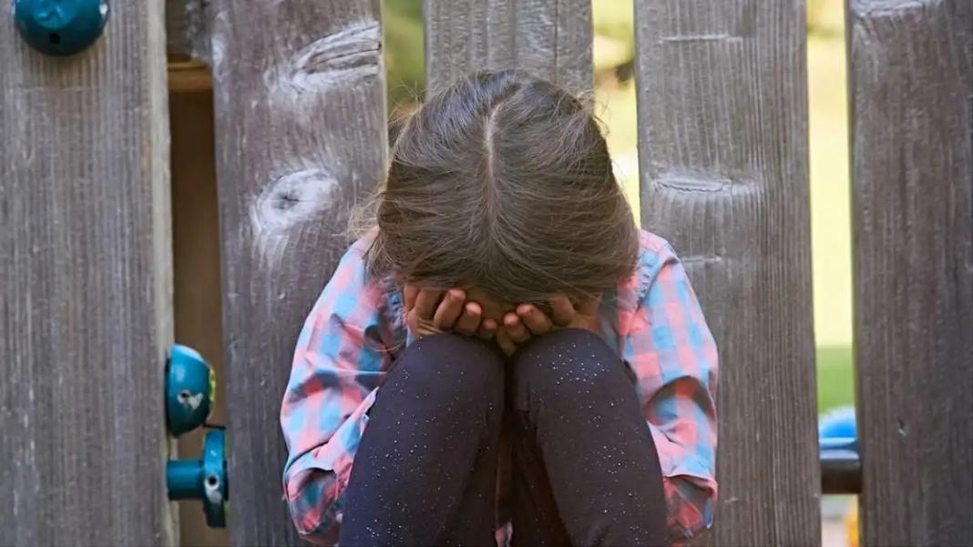 Φρίκη: Μητέρα ακινητοποιούσε τη 10χρονη κόρη της για να τη βιάζει ο σύντροφός της
