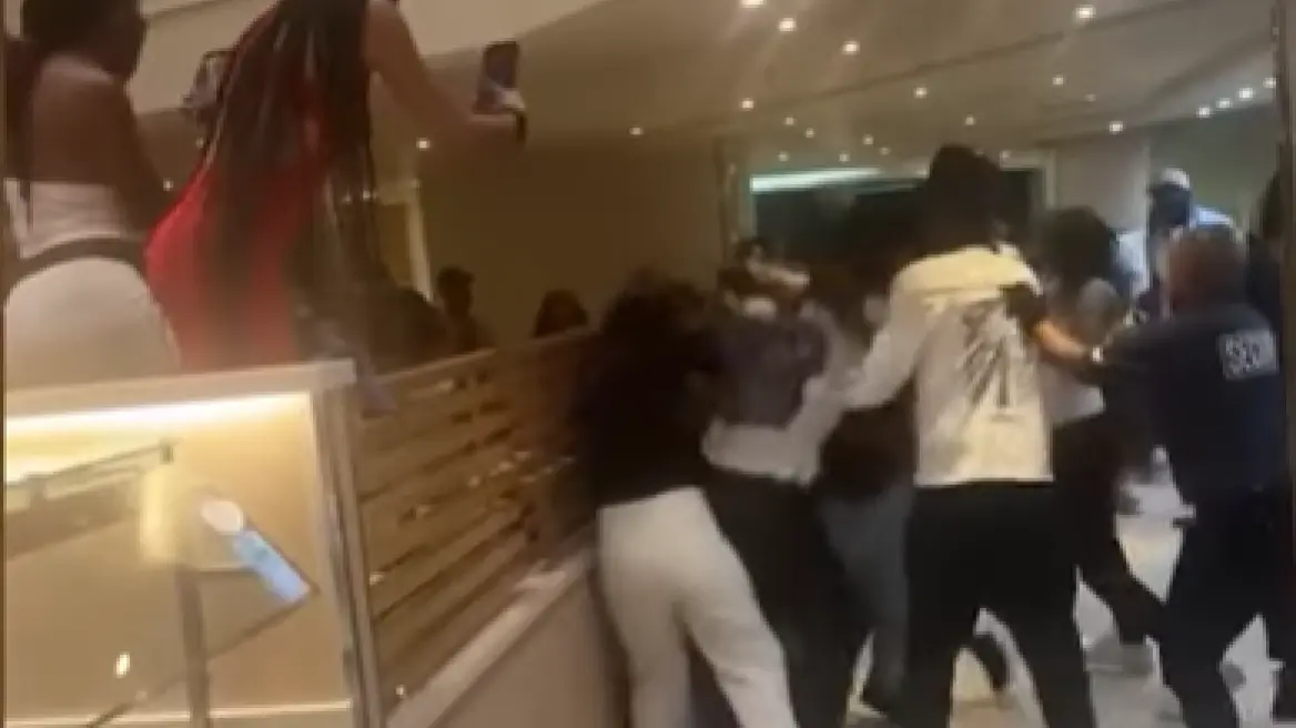 Άγριος καβγάς για… κοτομπουκιές σε κρουαζιερόπλοιο (βίντεο)