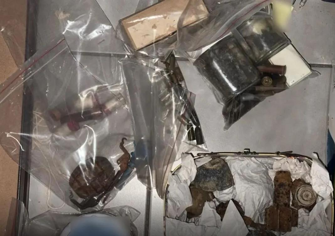 Αυτό είναι το οπλοστάσιο που εντοπίστηκε σε κάδο απορριμμάτων – Εικόνες