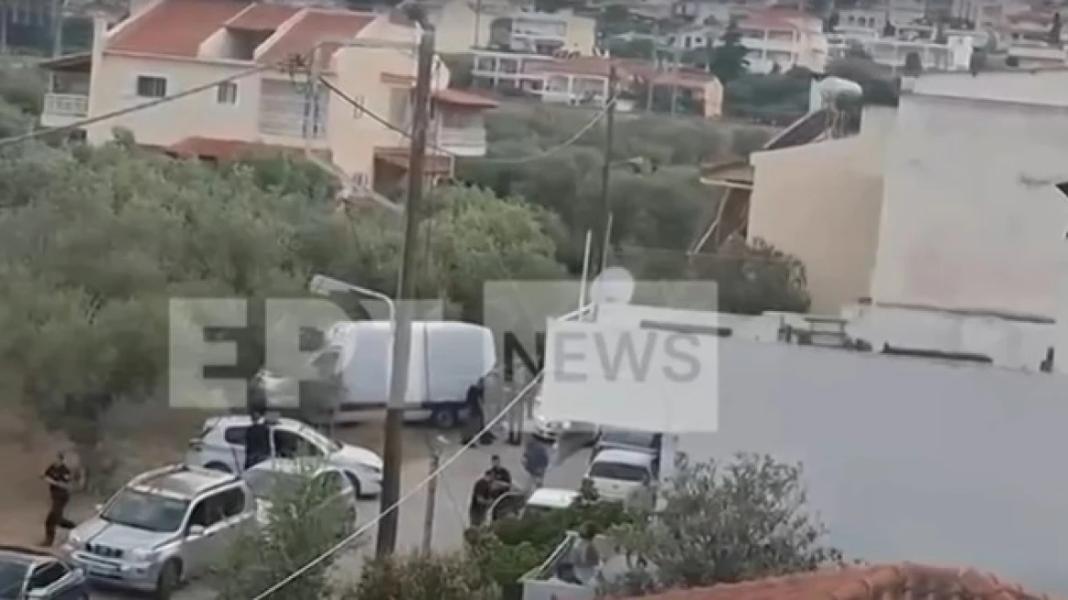 Δείτε βίντεο από την επιχείρηση της ΕΛΑΣ στο σπίτι «οπλοστάσιο» του απόστρατου της Πολεμικής Αεροπορίας