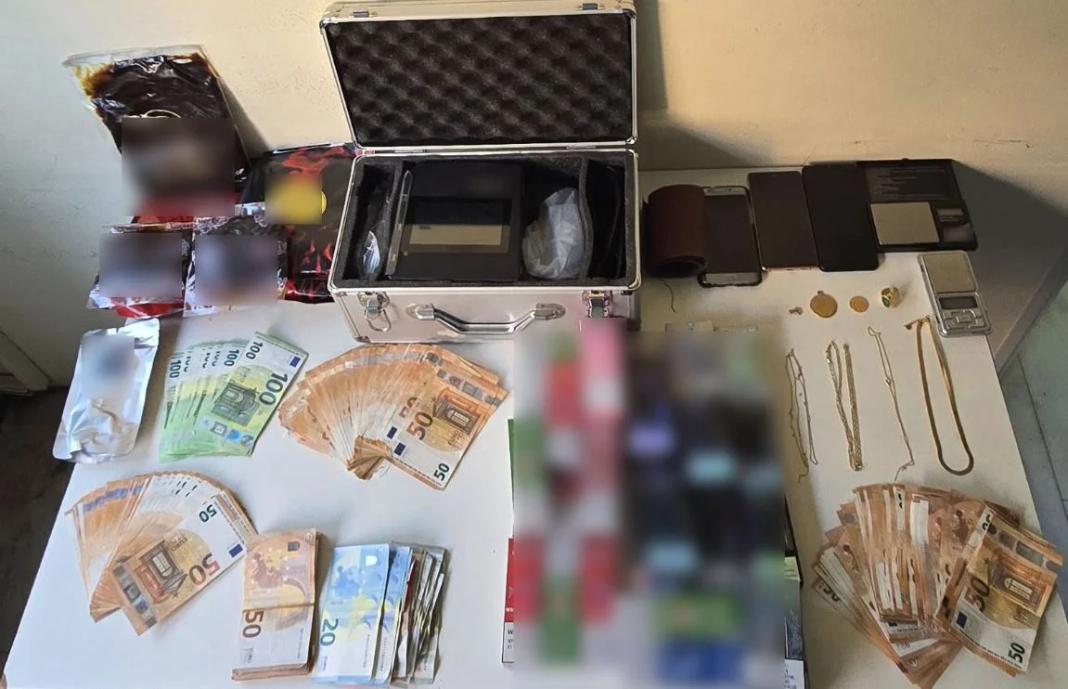 Έκρυβε κλοπιμαία σε μίνι μάρκετ που λειτουργούσε ως «βιτρίνα» – Κατασχέθηκαν χρυσές αλυσίδες και πάνω από 12.000 ευρώ