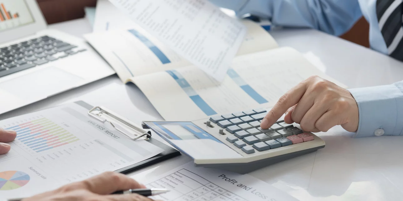 Άρχισε το ξεκαθάρισμα των χρεών στις εφορίες -«Παγώνει» για μια διετία το επιτόκιο για τις ληξιπρόθεσμες οφειλές