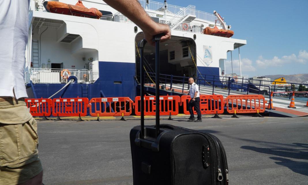 Επιβάτες ανέβηκαν στον καταπέλτη πλοίου όταν τους είπαν δεν θα ταξιδέψουν