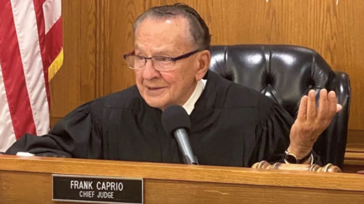 Frank Caprio: Πέθανε ο πιο «ανθρώπινος» δικαστής της Αμερικής – Ποιος ήταν ο θρυλικός πρωταγωνιστής του Providence