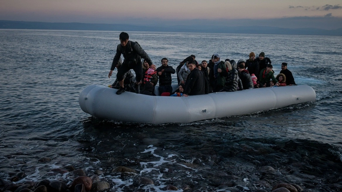 Περισσότεροι από 50.000 μετανάστες έφθασαν με μικρές βάρκες στη Βρετανία επί διακυβέρνησης Στάρμερ