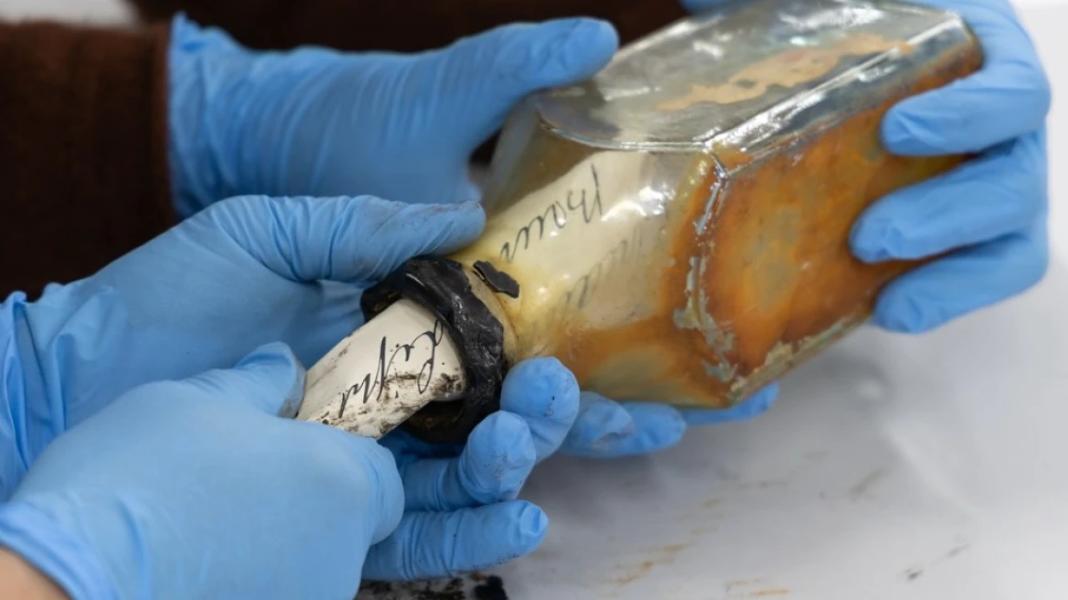 Zωγράφος ανακάλυψε μήνυμα 122 ετών μέσα σε μπουκάλι στον τοίχου ενός φάρου στην Ταζμανία – Δείτε φωτογραφίες
