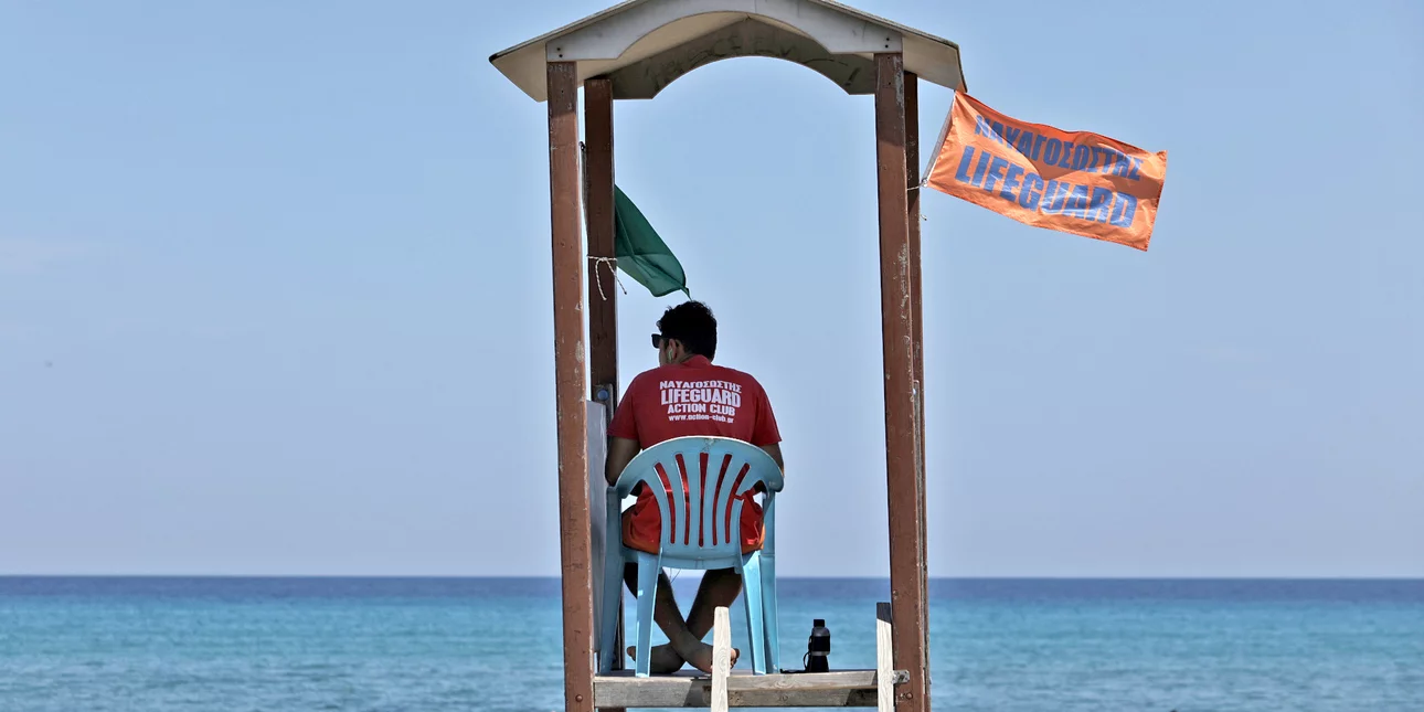 2χρονη επέπλεε χωρίς τις αισθήσεις της -Την διέσωσαν ναυαγοσώστριες που ήταν στην παραλία
