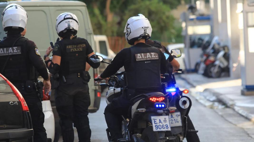 Ο φίλος του πρώην αστυνομικού προσπάθησε να ξεφορτωθεί την κοκαΐνη στο μπάνιο – Πώς οι Αδιάφθοροι έφτασαν στη σύλληψη του TikToker